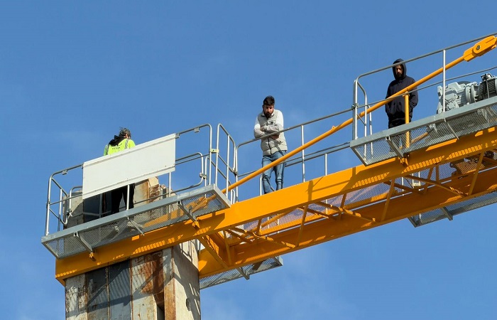 Malatya Doğanşehir’de Maaşlarını Alamayan İnşaat İşçileri Kule Vinçe Çıktı